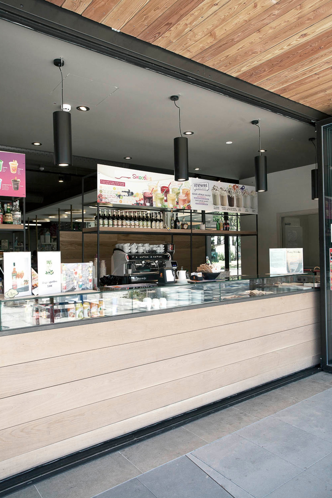 foto a colori con desk bar