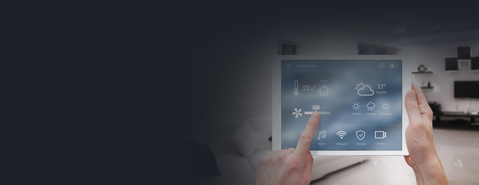 Développement de produits pour la maison connectée, le jardin et l'agriculture Photo de mains tenant une tablette sur laquelle s'affiche une interface de commande domotique dans un salon
