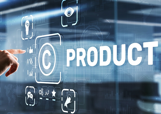 Intégration produit DFAM Photo d'une main interagissant avec une interface numérique de développement produit affichant des icônes et des symboles de copyright