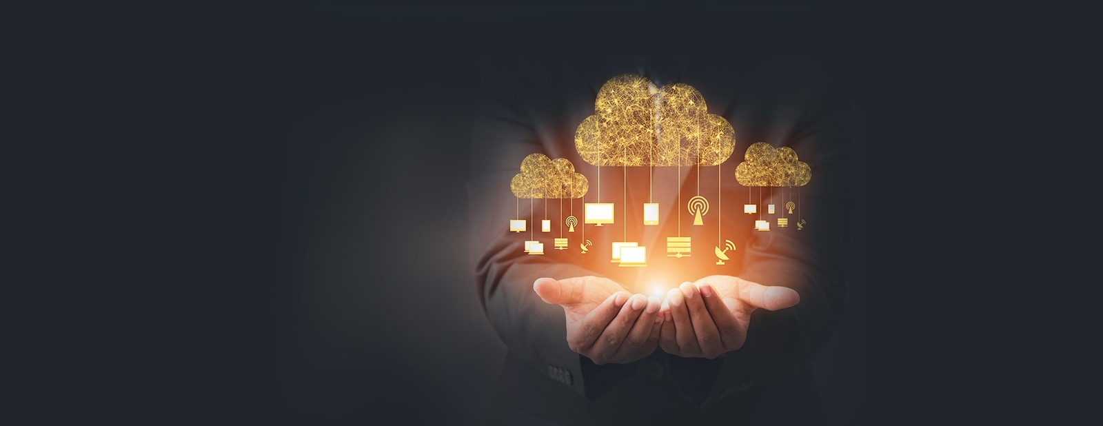 Applications Cloud et Microservices Photo de mains tenant un nuage numérique lumineux connecté à des appareils et des serveurs