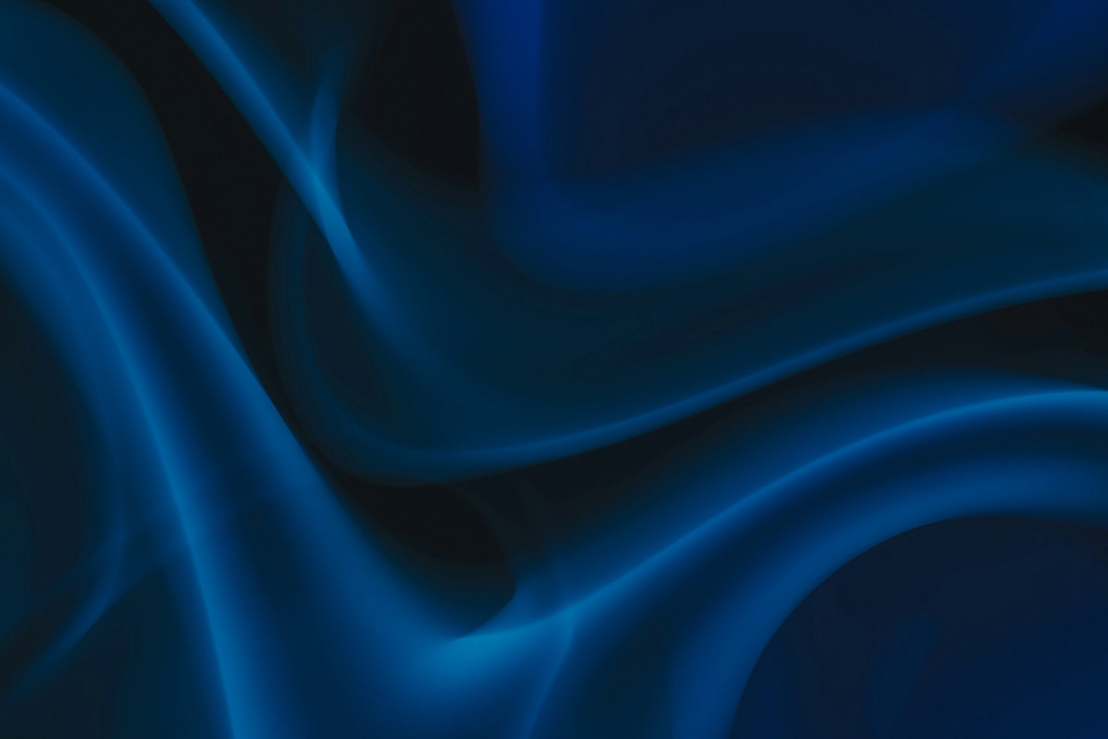 Logo Laravel affiché sur l'écran d'un moniteur d'ordinateur devant un fond de circuit imprimé