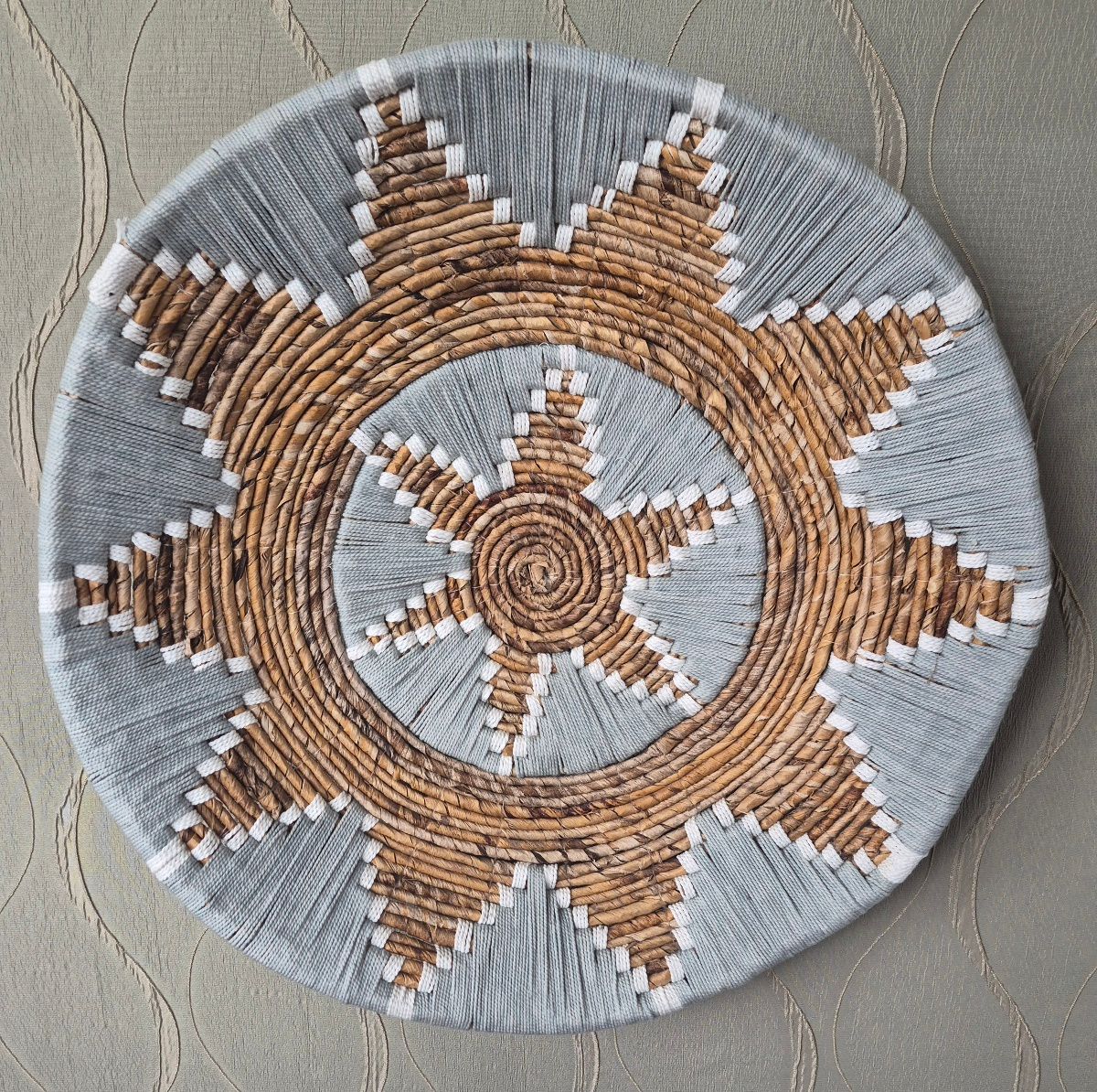 Large 60cm Round Seagrass Wall Plate