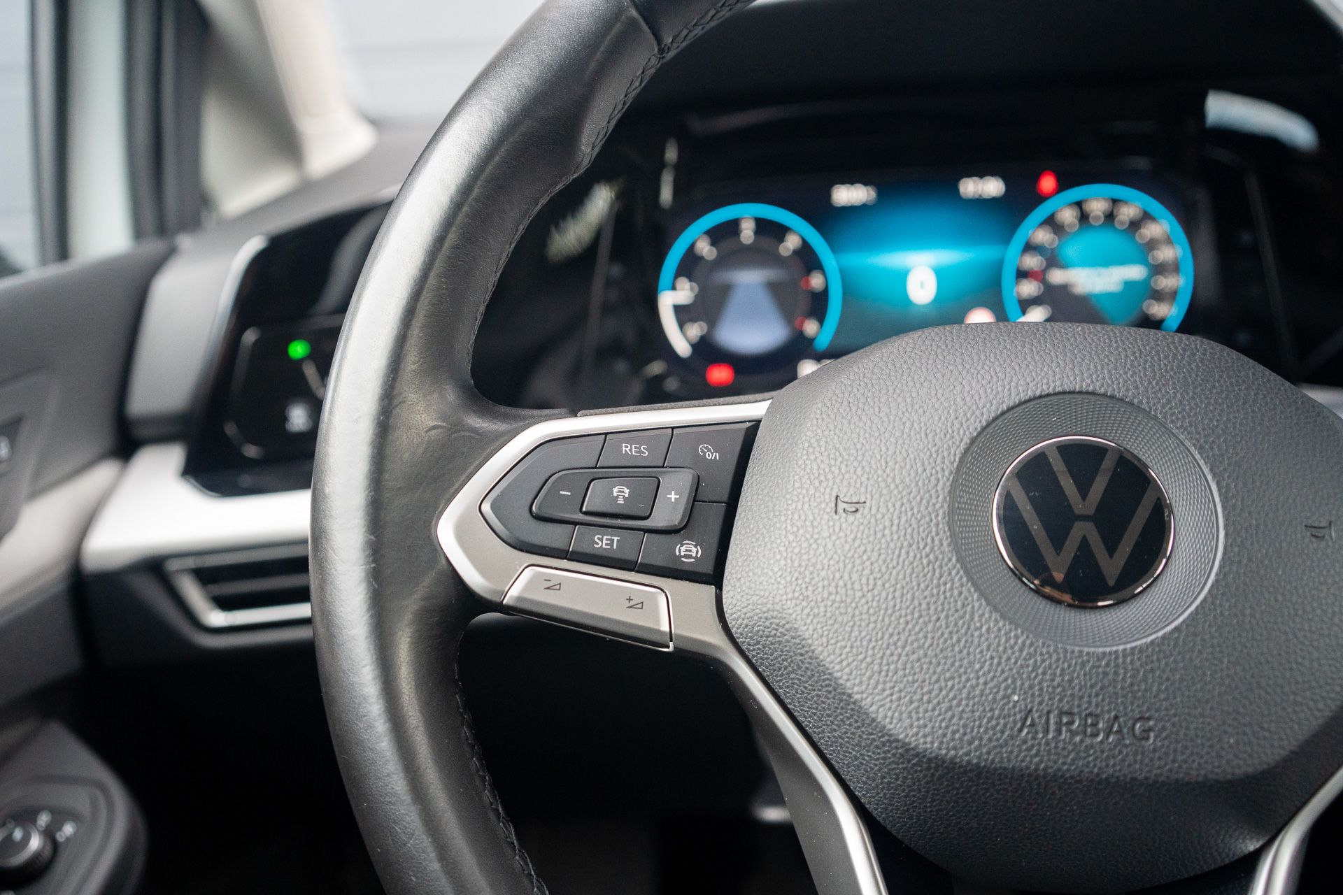 VW Golf 8 TDI interijer