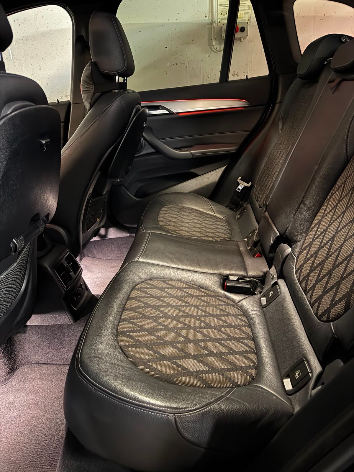 bmw x1 25d xdrive straznja klupa interijer