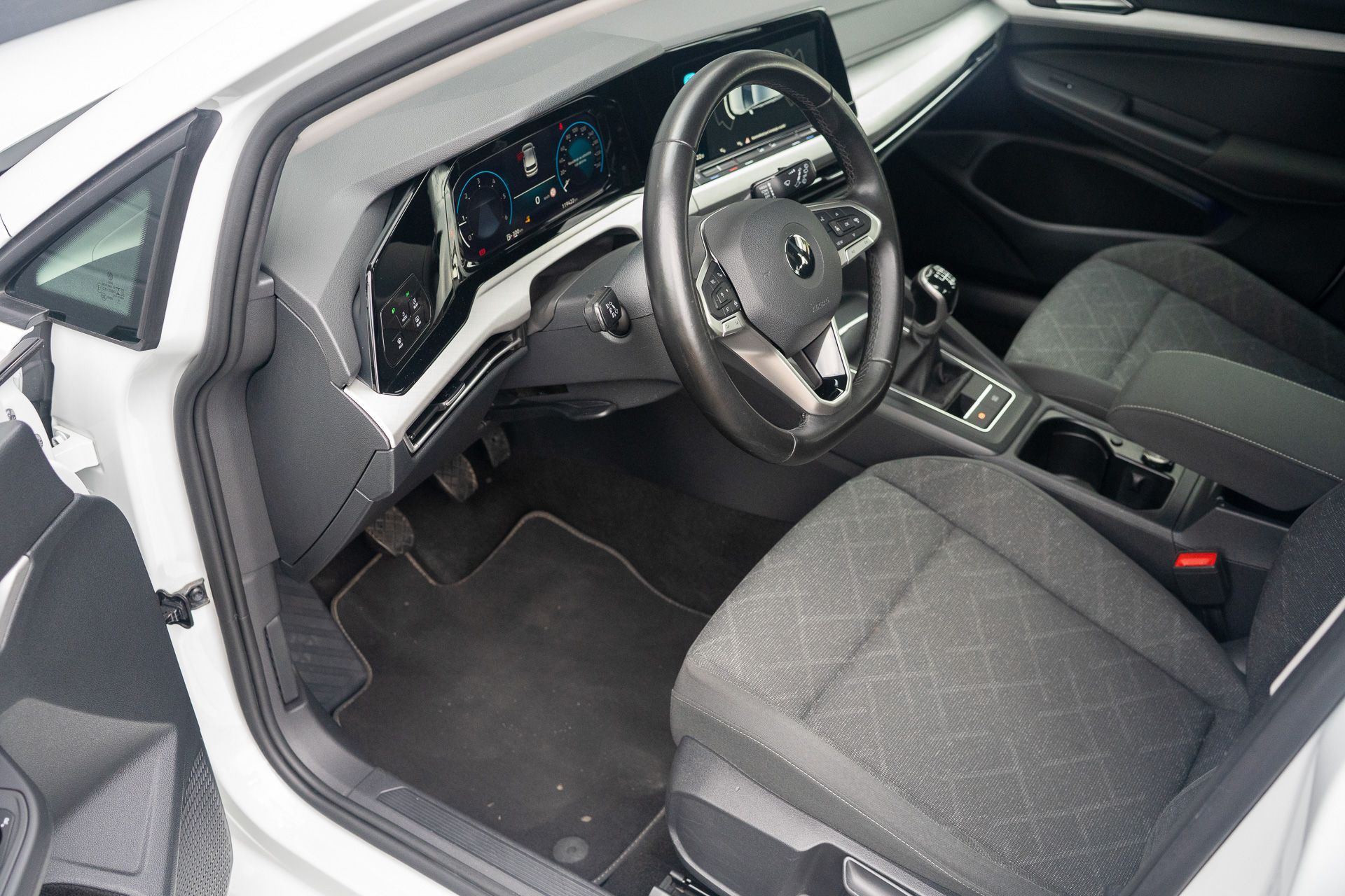 VW Golf 8 TDI interijer
