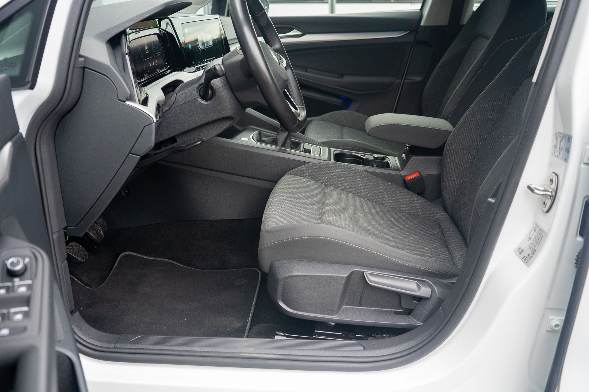 VW Golf 8 TDI interijer