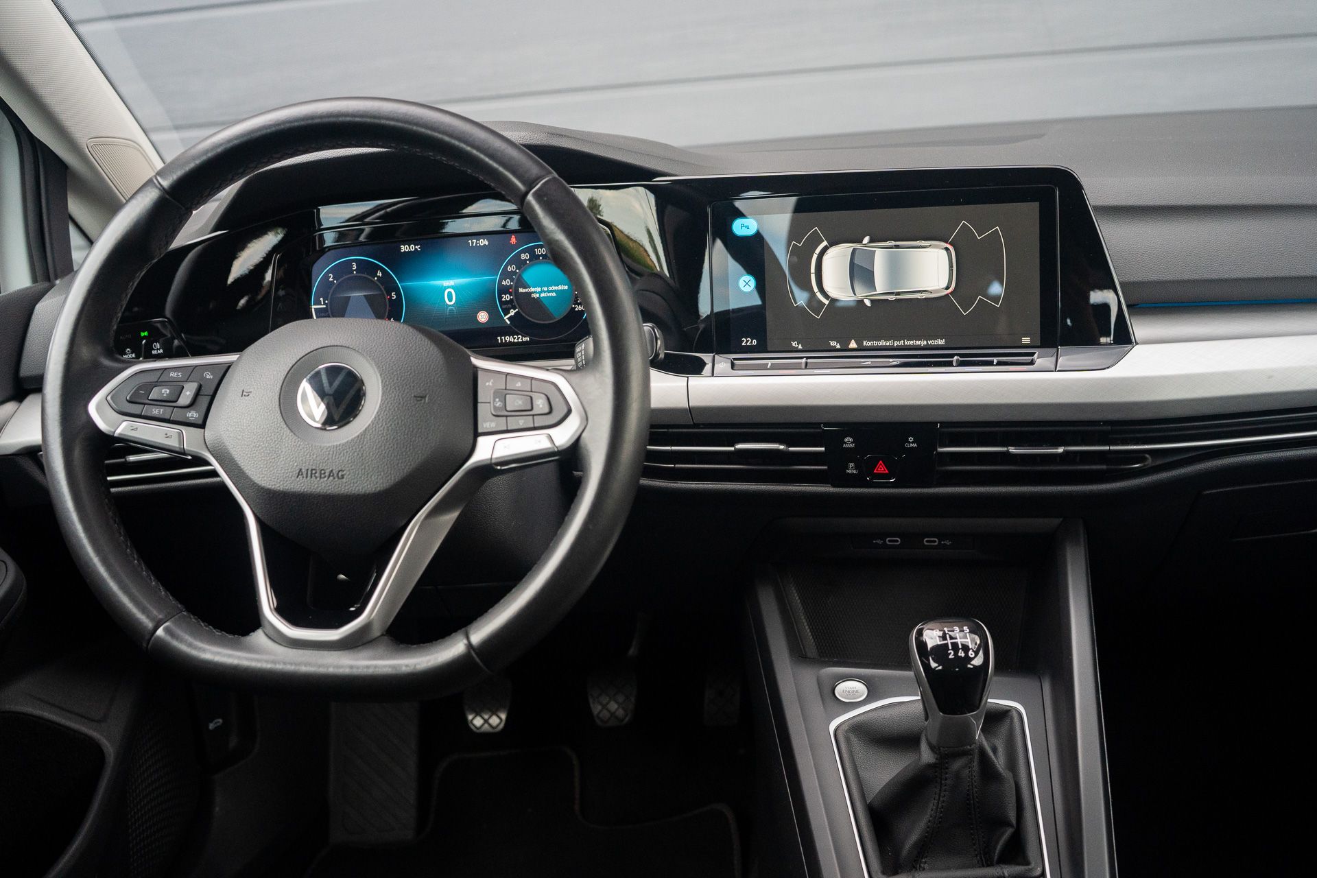 VW Golf 8 TDI interijer