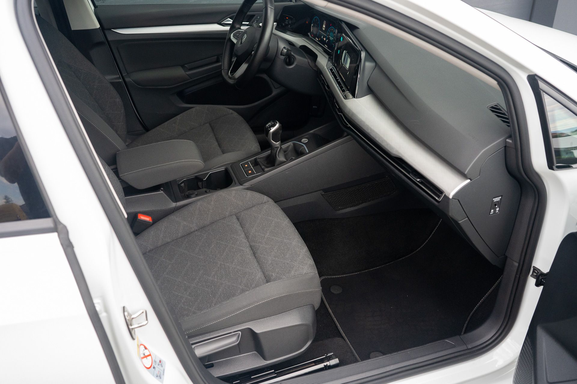 VW Golf 8 TDI interijer