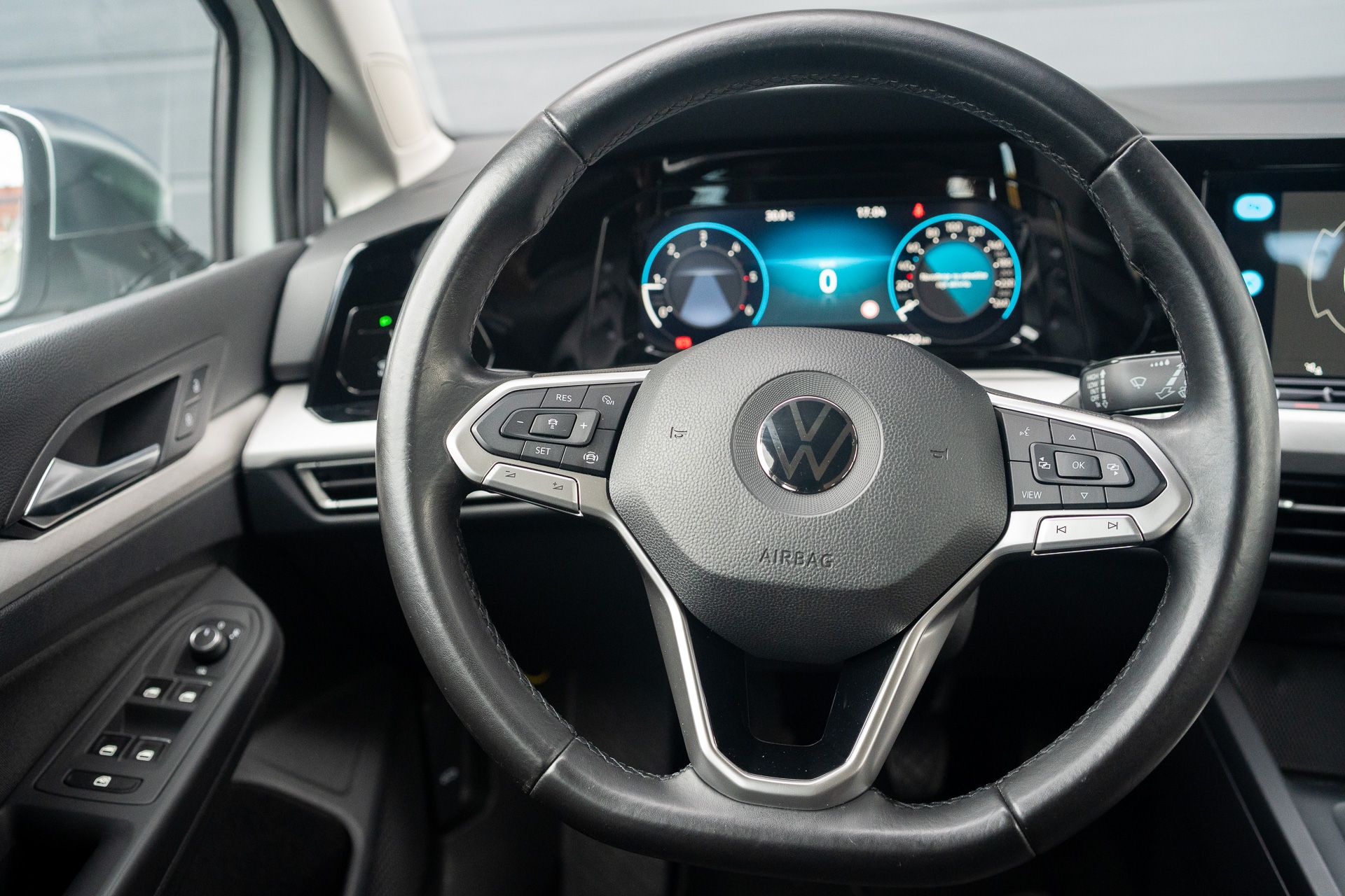 VW Golf 8 TDI interijer