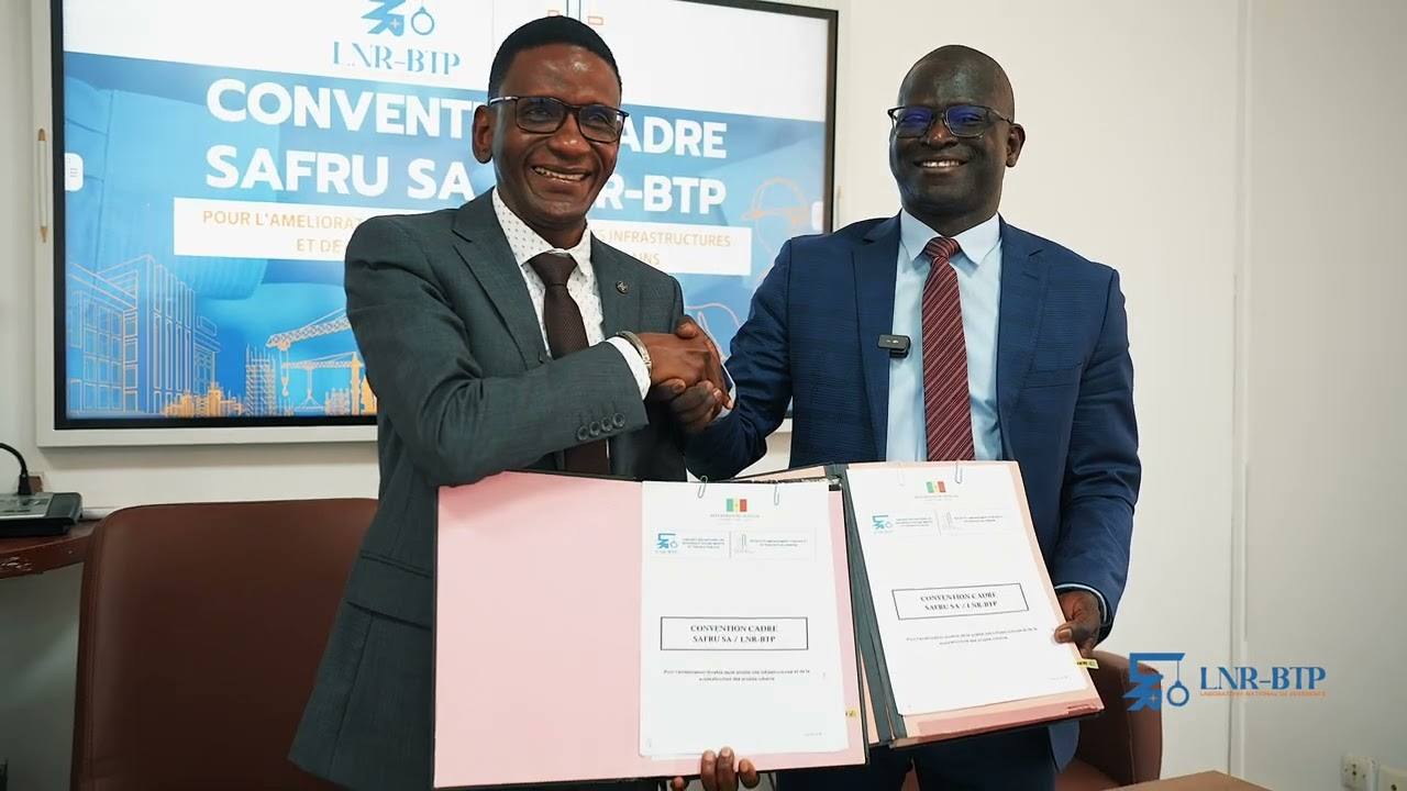 Échange des documents de la convention-cadre signée entre la SAFRU S.A et le LNR‑BTP