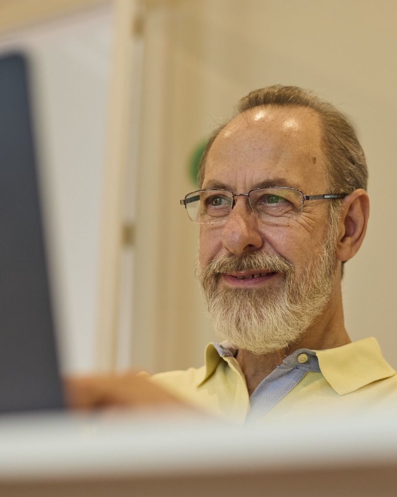 Hombre mayor sonriendo, representando la protección de por vida del seguro de gastos médicos mayores de Koltin