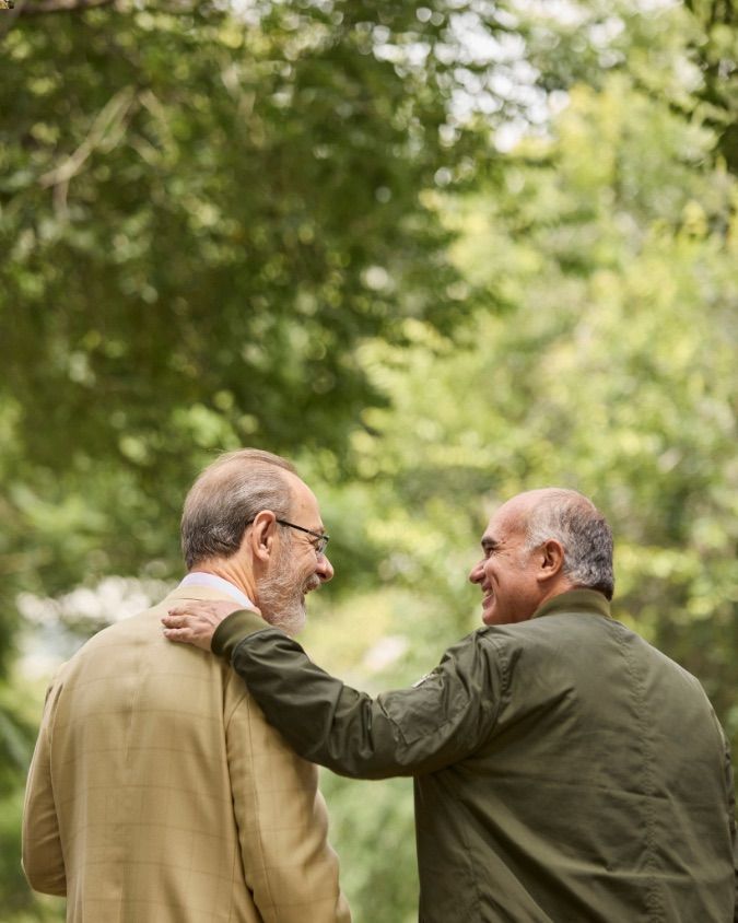 Dos hombres mayores caminando juntos al aire libre