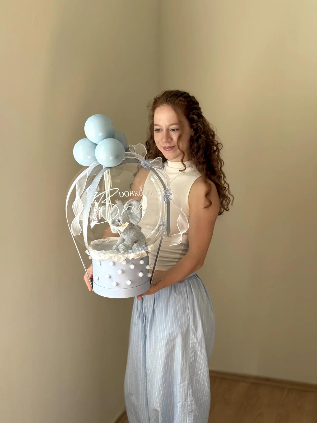 Maria s plavim balon-boxom za dobrodošlicu bebi