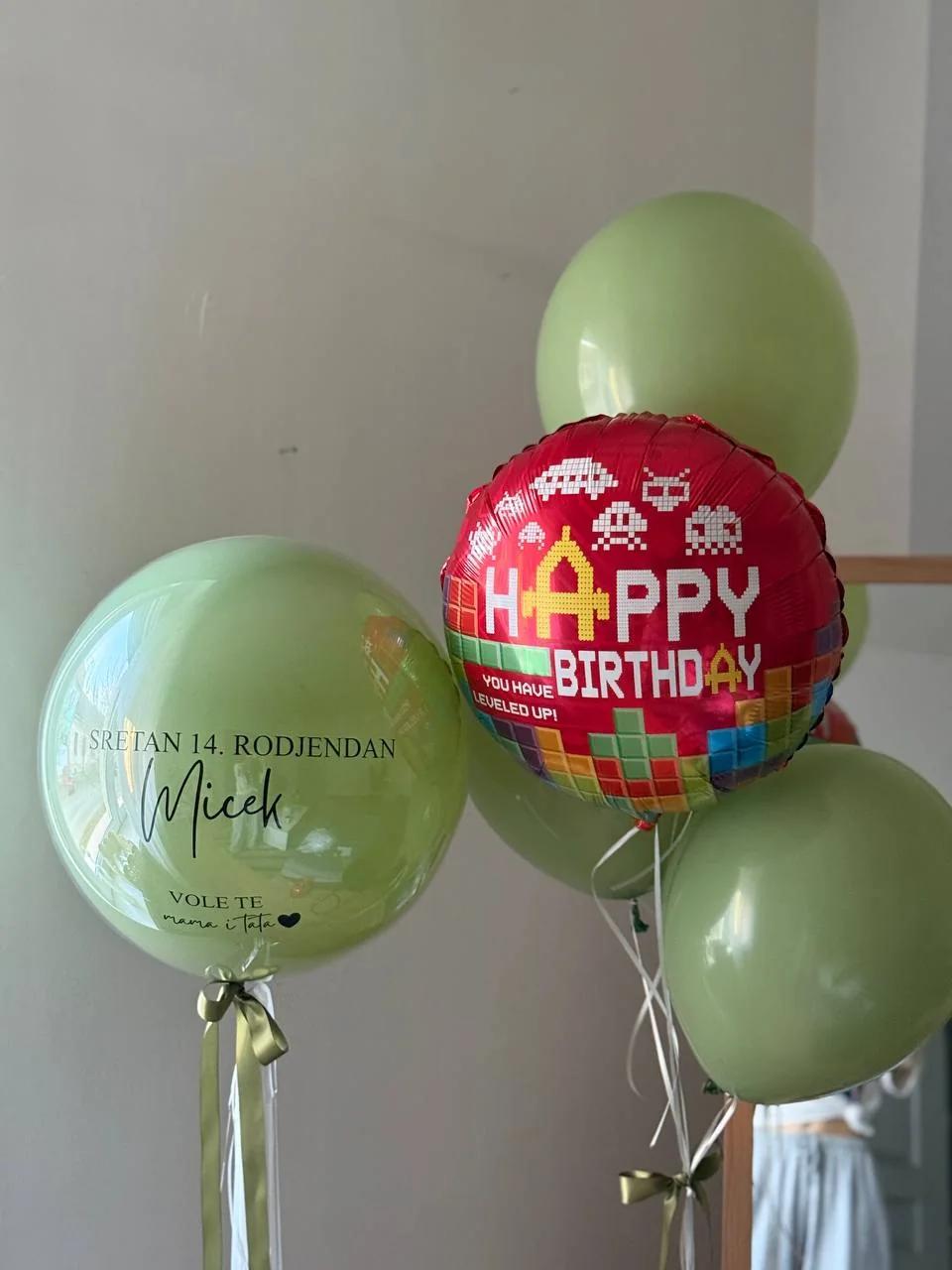 Zeleni lateks, Happy Birthday folija i prozirni balon s porukom.
