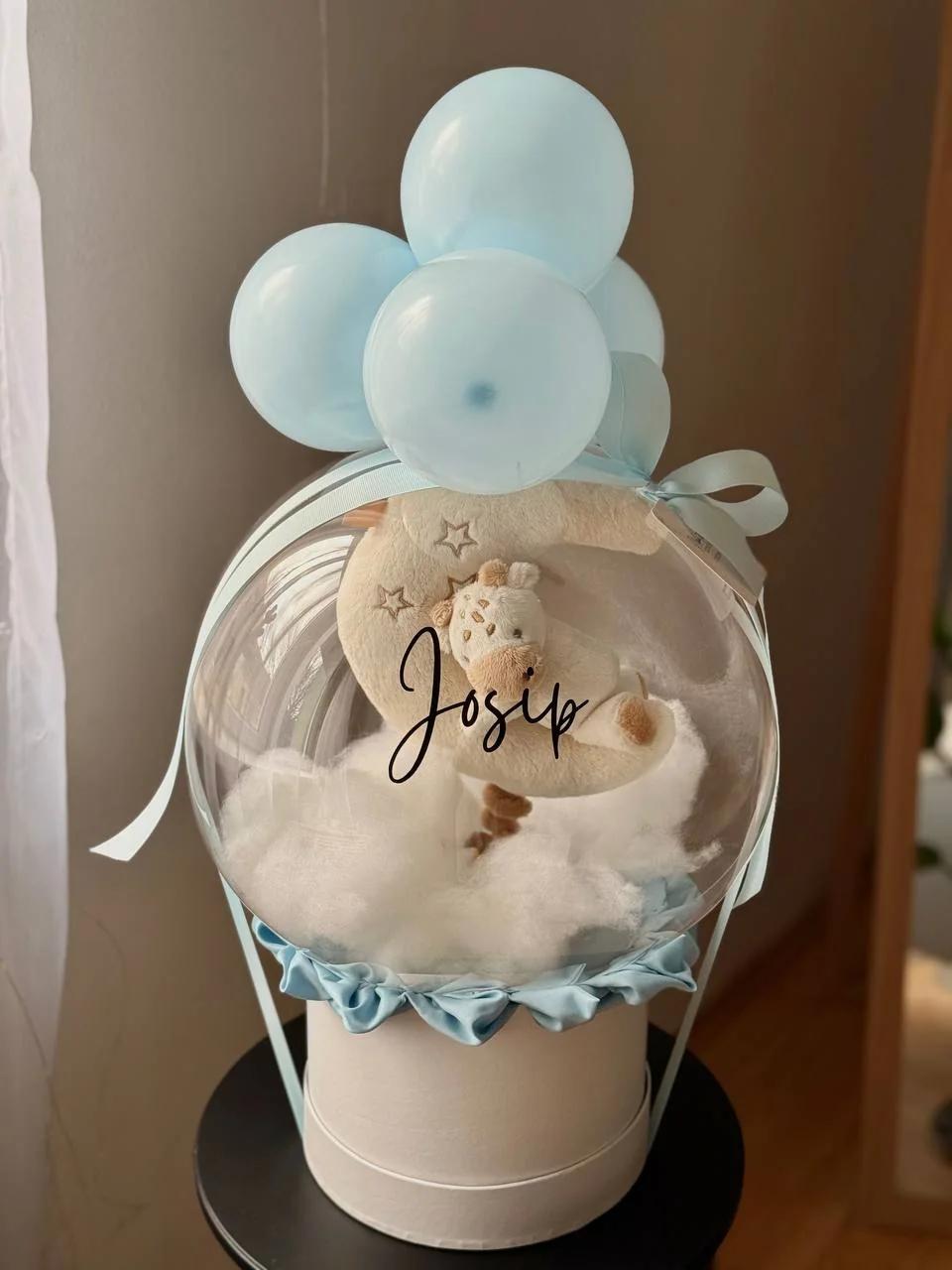 Balon-box s plišanom žirafom i plavim detaljima za bebu