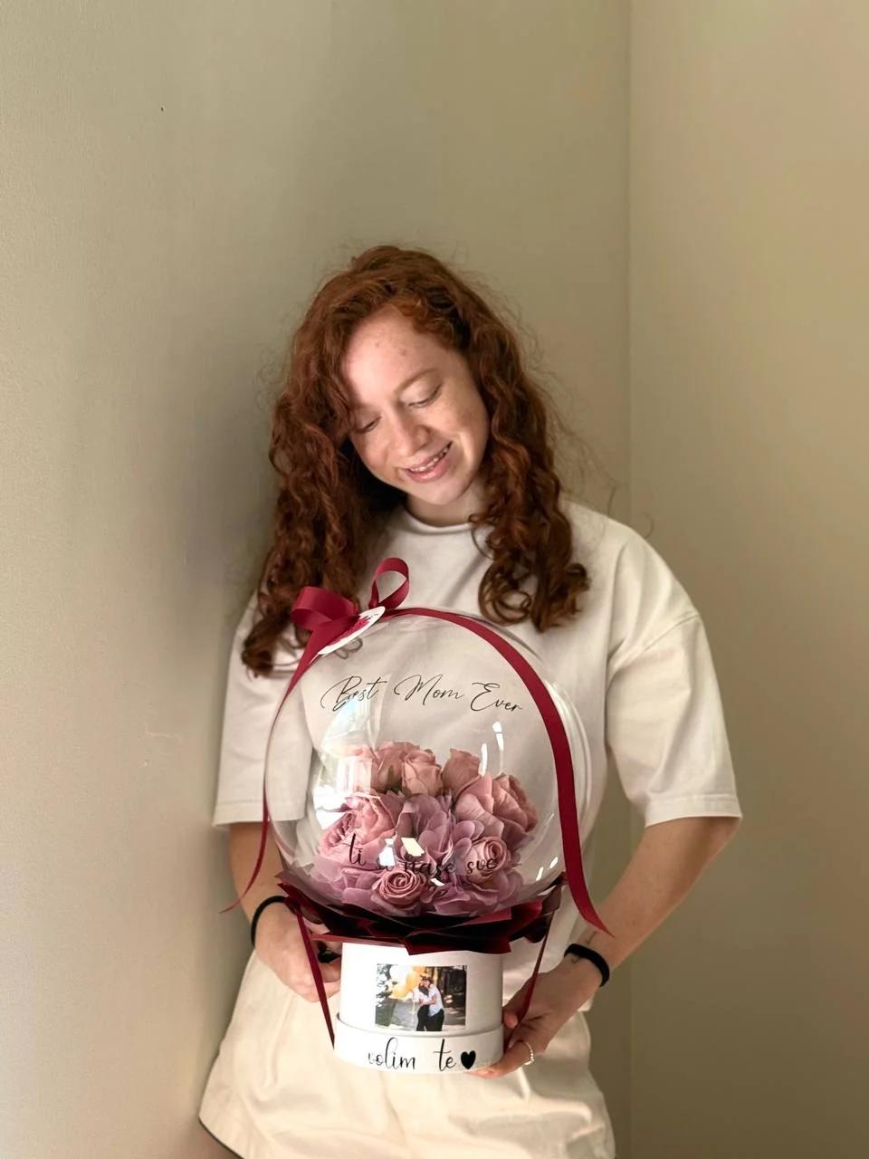 Maria Edelberh drži personalizirani balon-box s ružičastim cvijećem