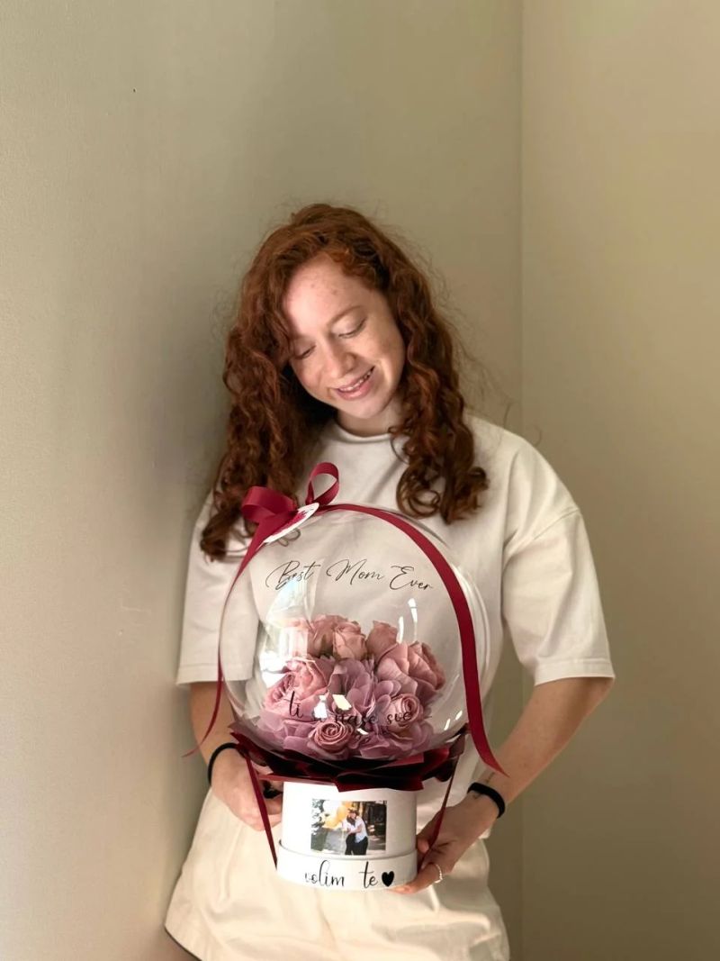 Maria Edelberh drži personalizirani balon-box s ružičastim cvijećem
