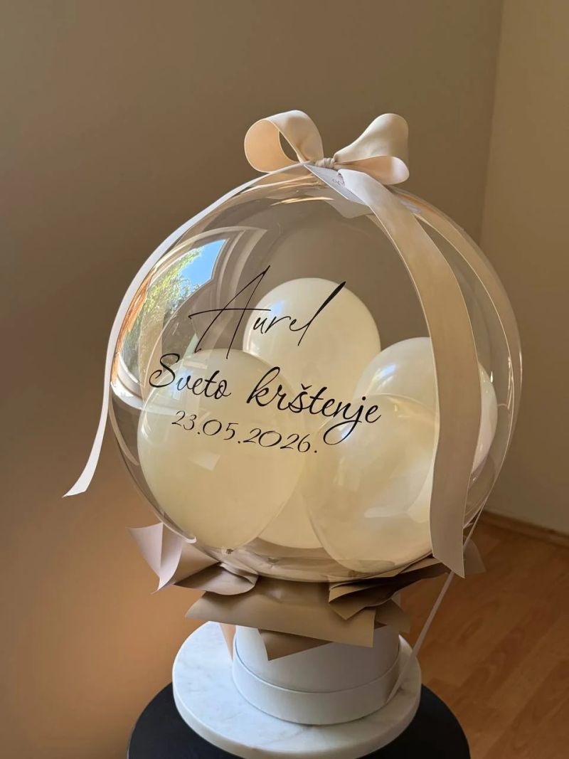 Krem i zlatni baloni s personaliziranim natpisom za krštenje
