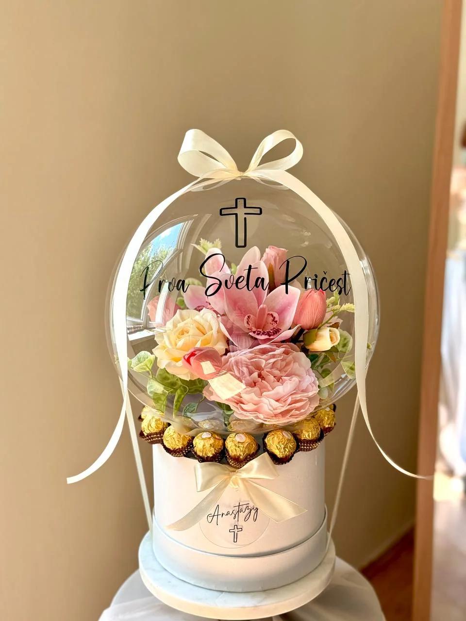 Cvijeće u balonu i Ferrero oko kutije, natpis za pričest.