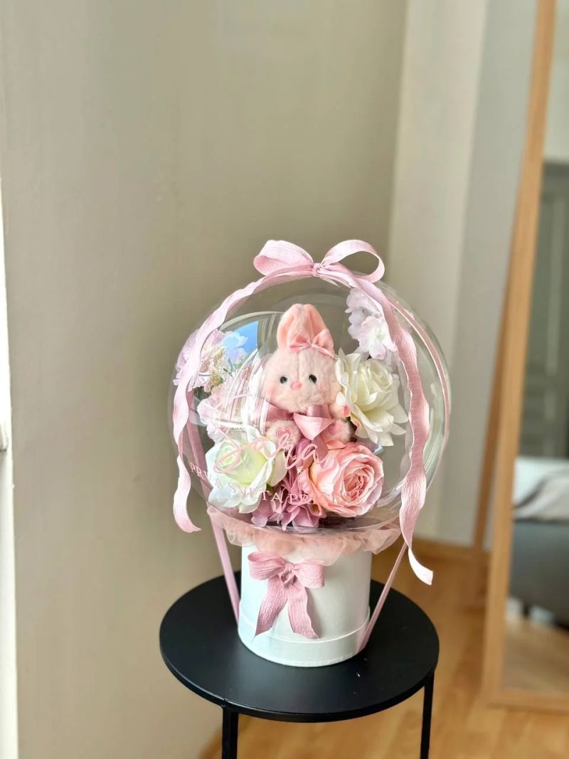 Ružičasti cvjetni balon-box s plišanim zekom