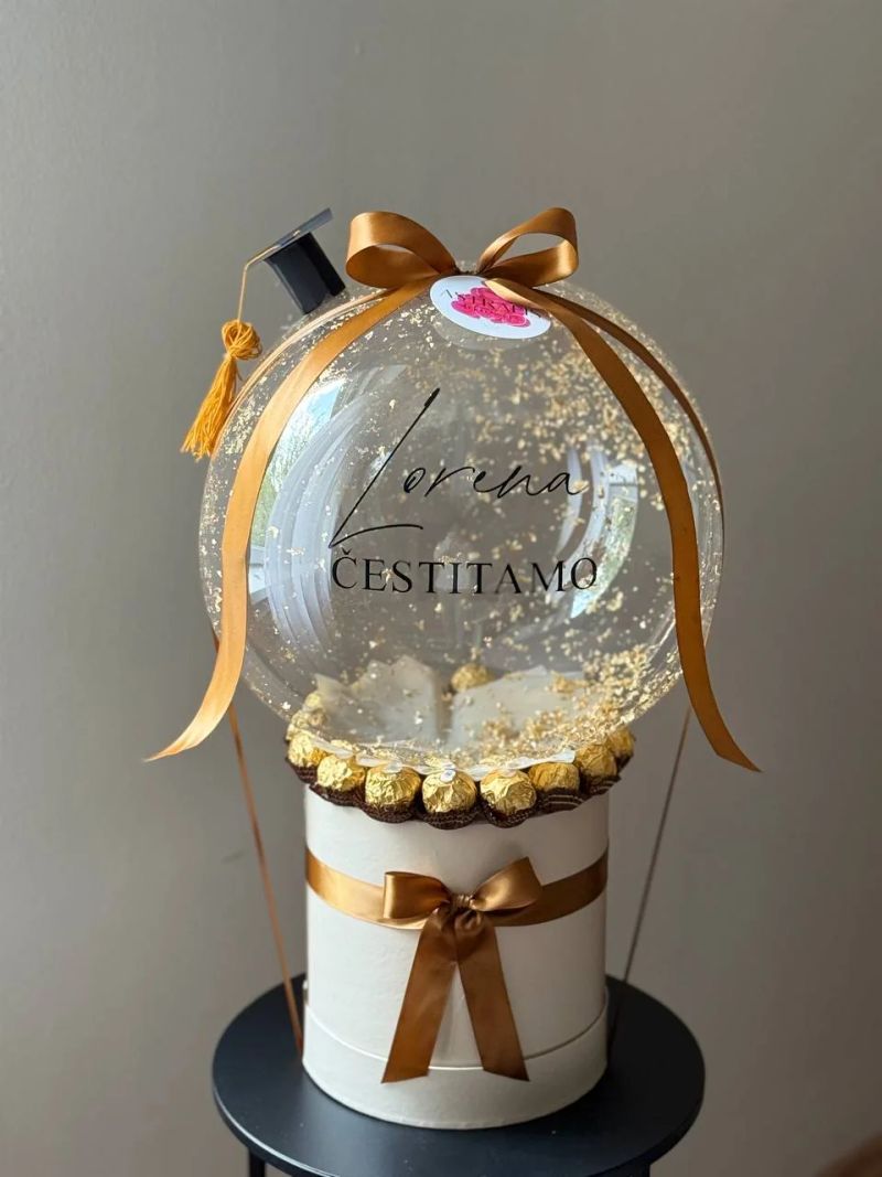 Ferrero oko ruba kutije, zlatni detalji i kapica.
