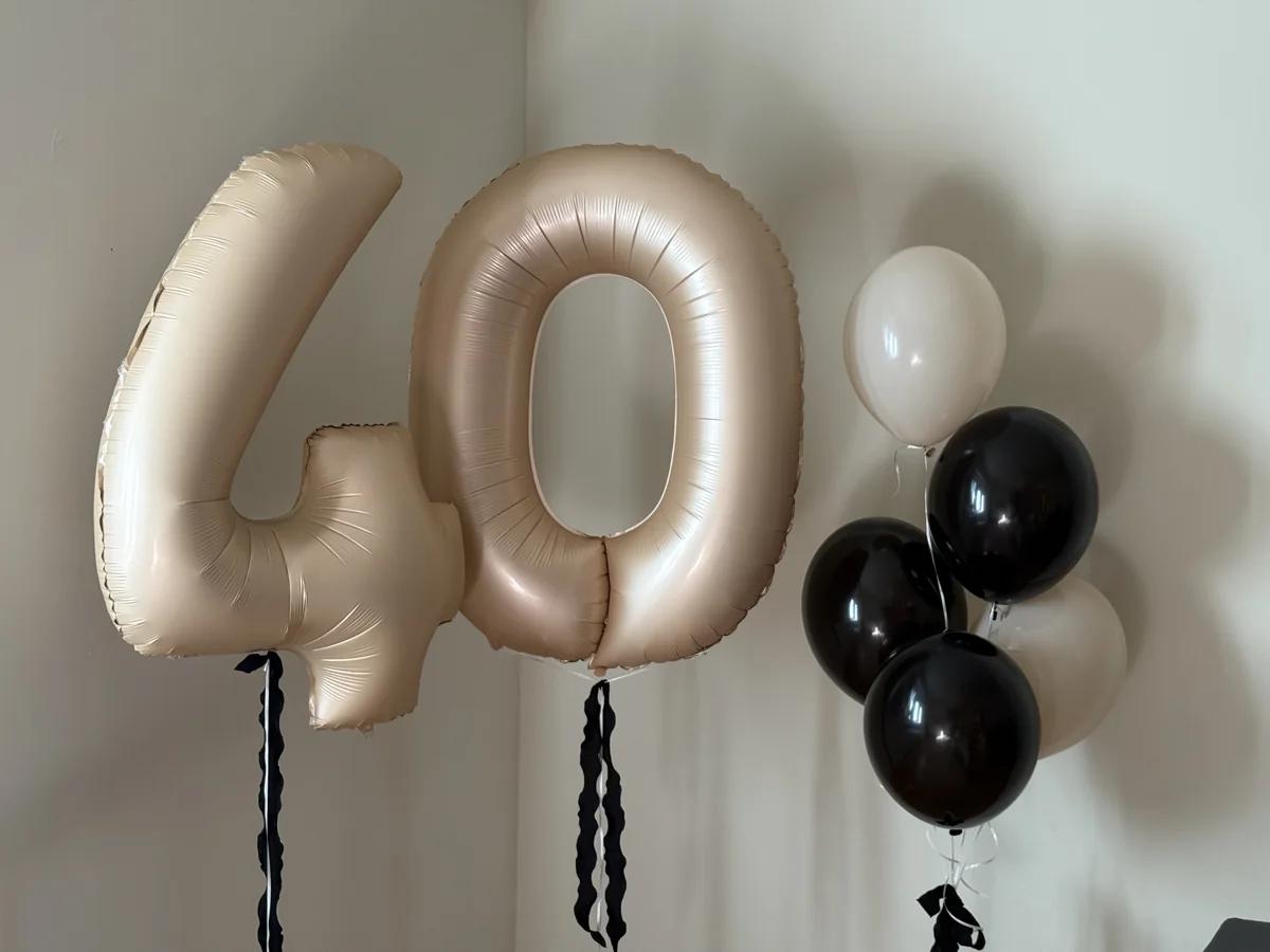 Brojke 40 i crno-bijeli buket balona.