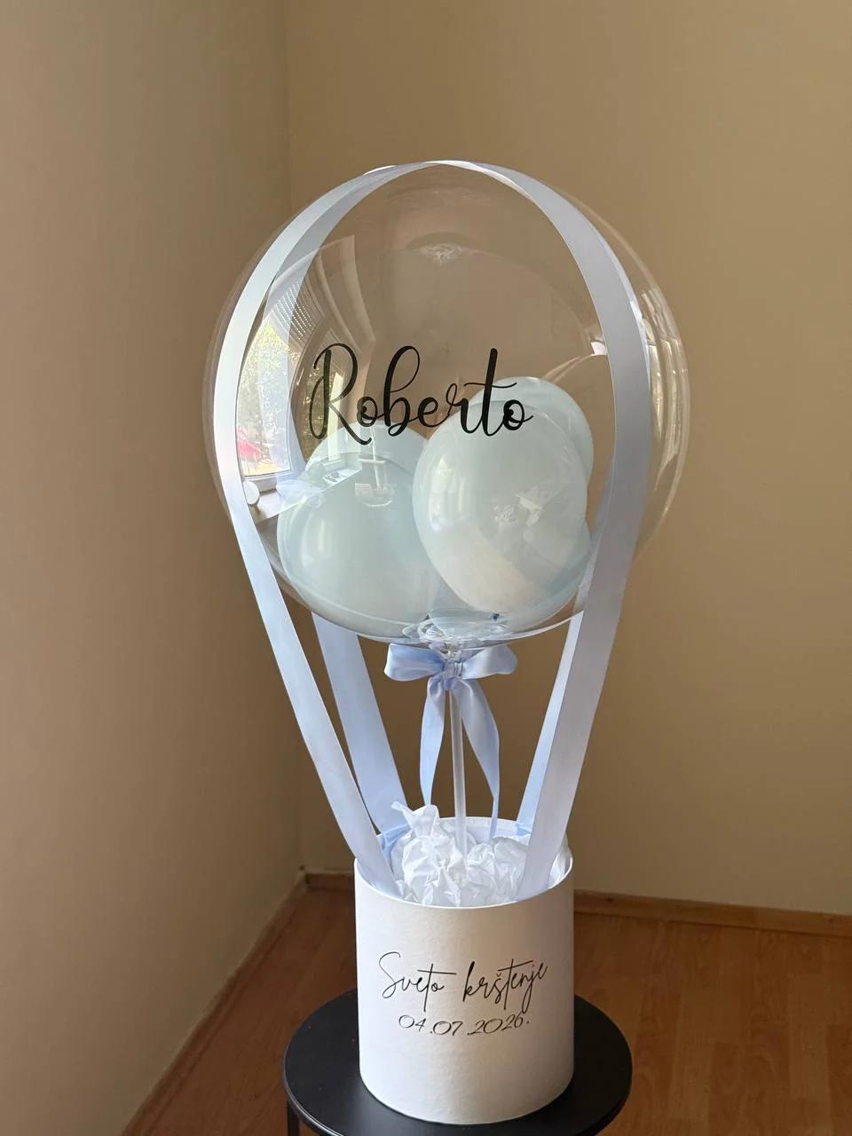 Visoki box s plavim i bijelim balončićima.