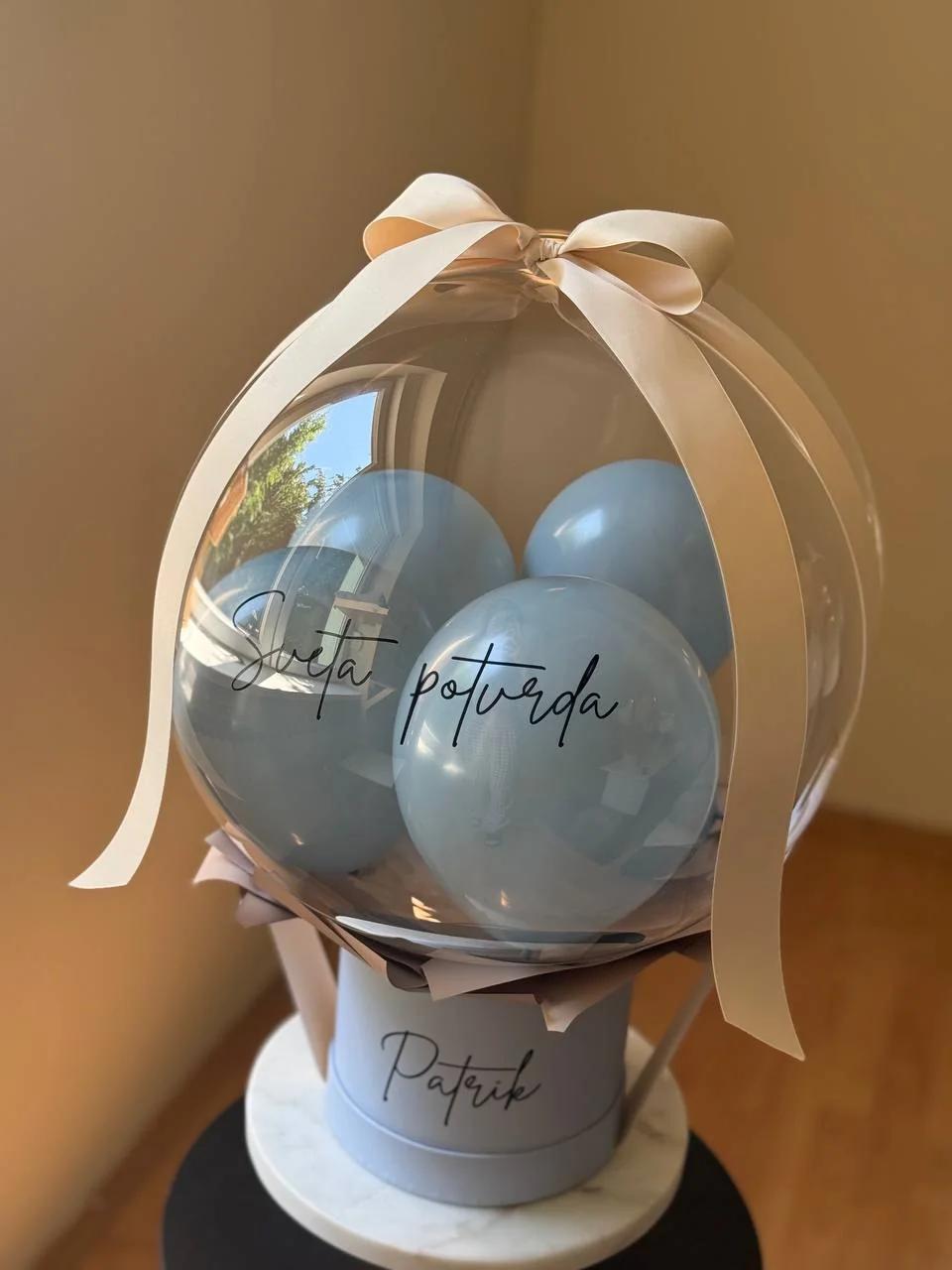 Plavi mini baloni u prozirnom balonu, natpis Sveta potvrda.