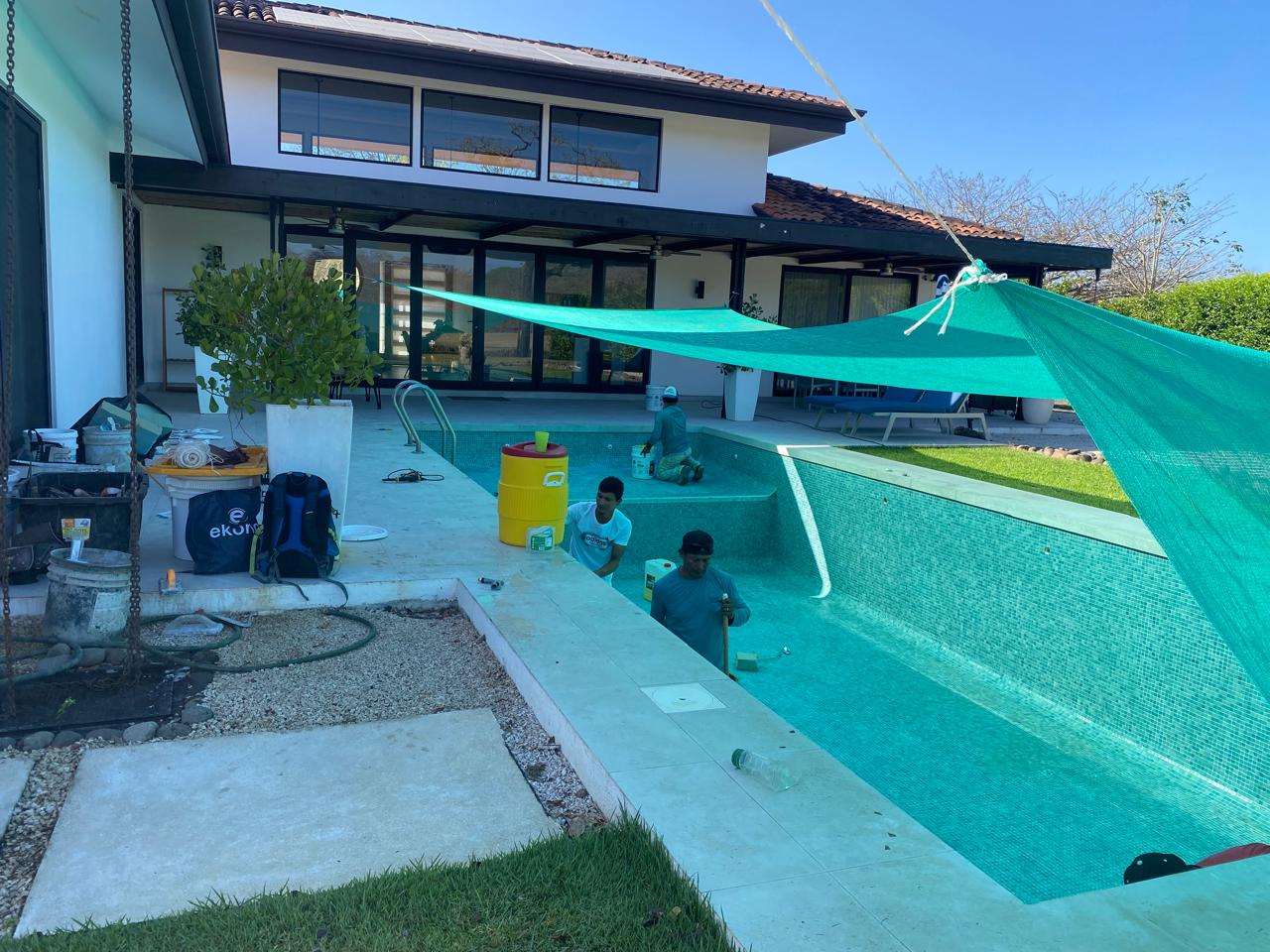 Renovación de piscina con mosaico turquesa