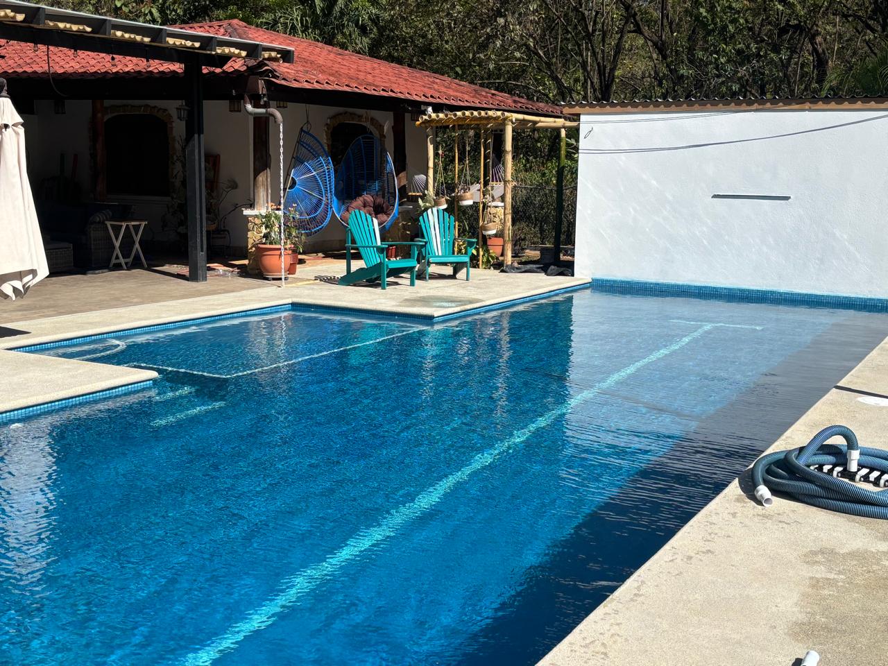 Piscina larga en mosaico azul