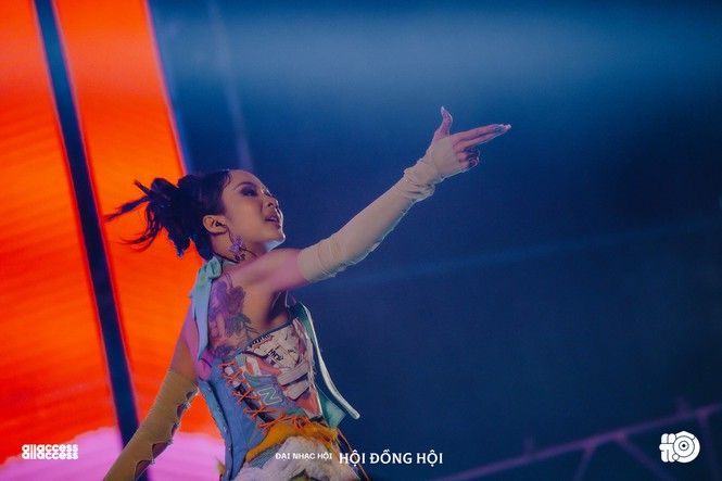 Image of Music night "Hoi Dong Hoi": Rapper Suboi performed a majestic vedette, creating a very eye-catching image.