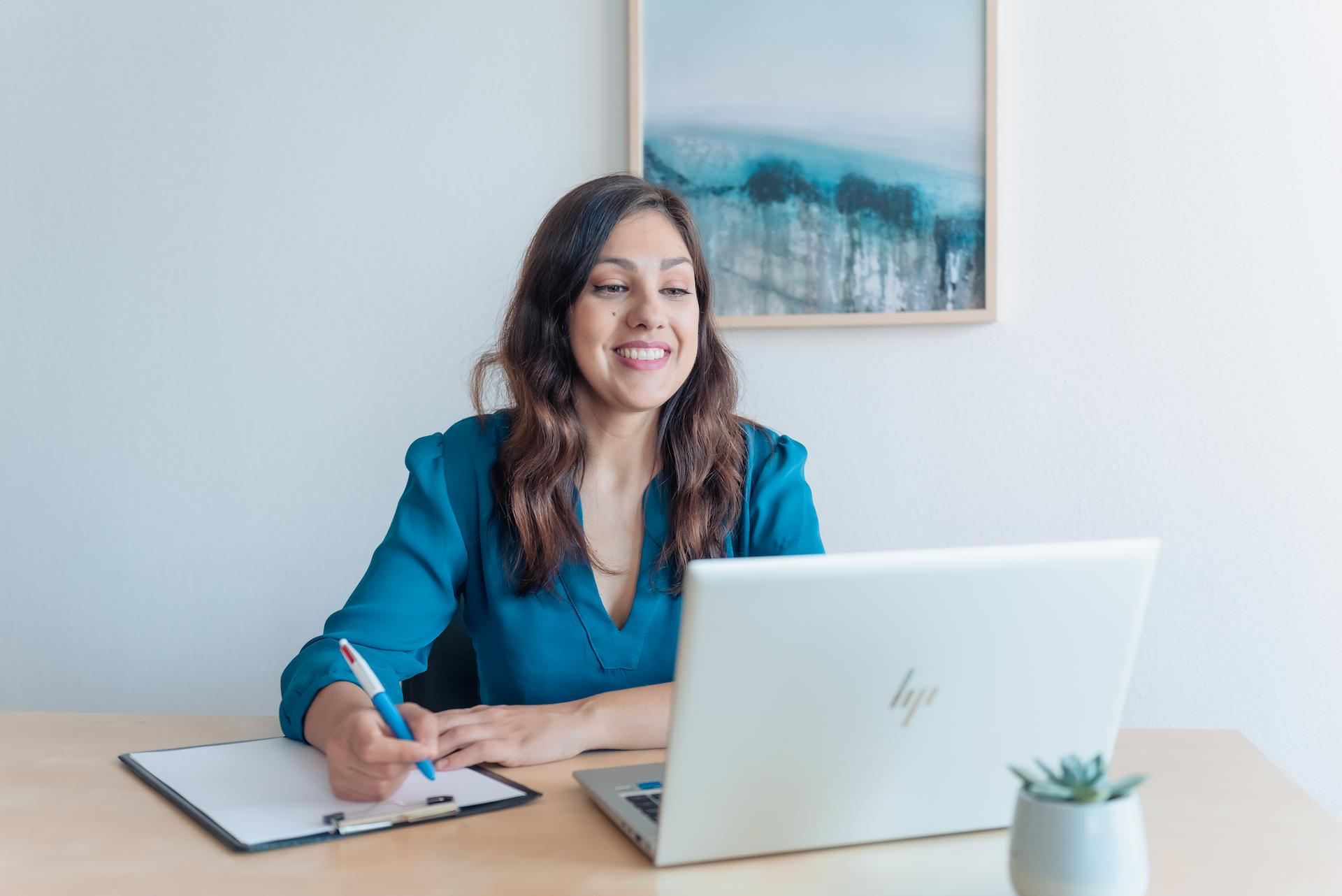 Psicóloga tomando notas