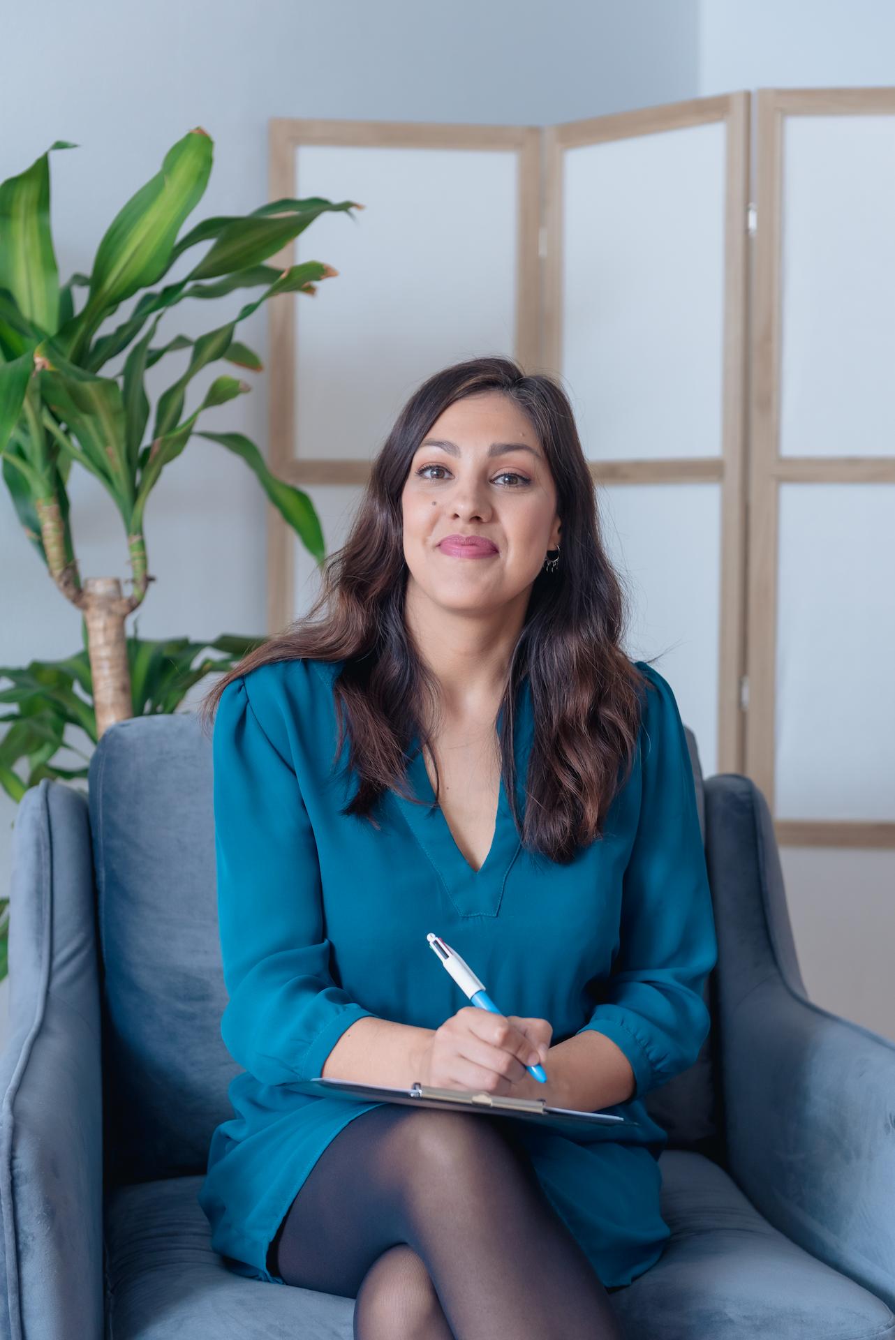 Ana Toimil atendiendo a un paciente