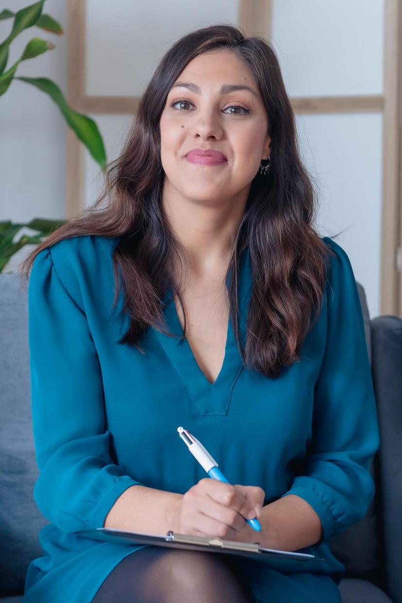 Ana Toimil atendiendo a un paciente