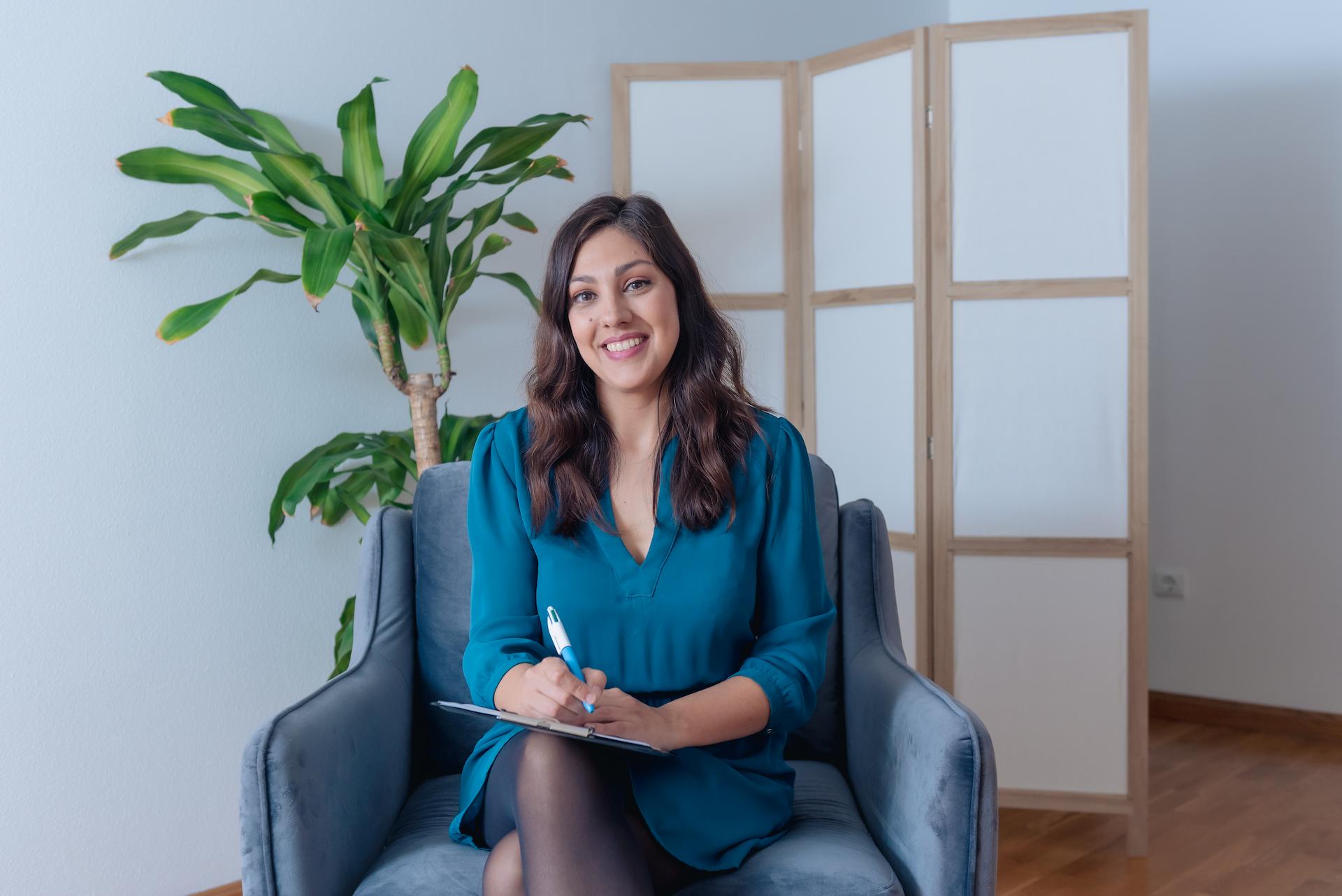 Ana Toimil atendiendo a paciente