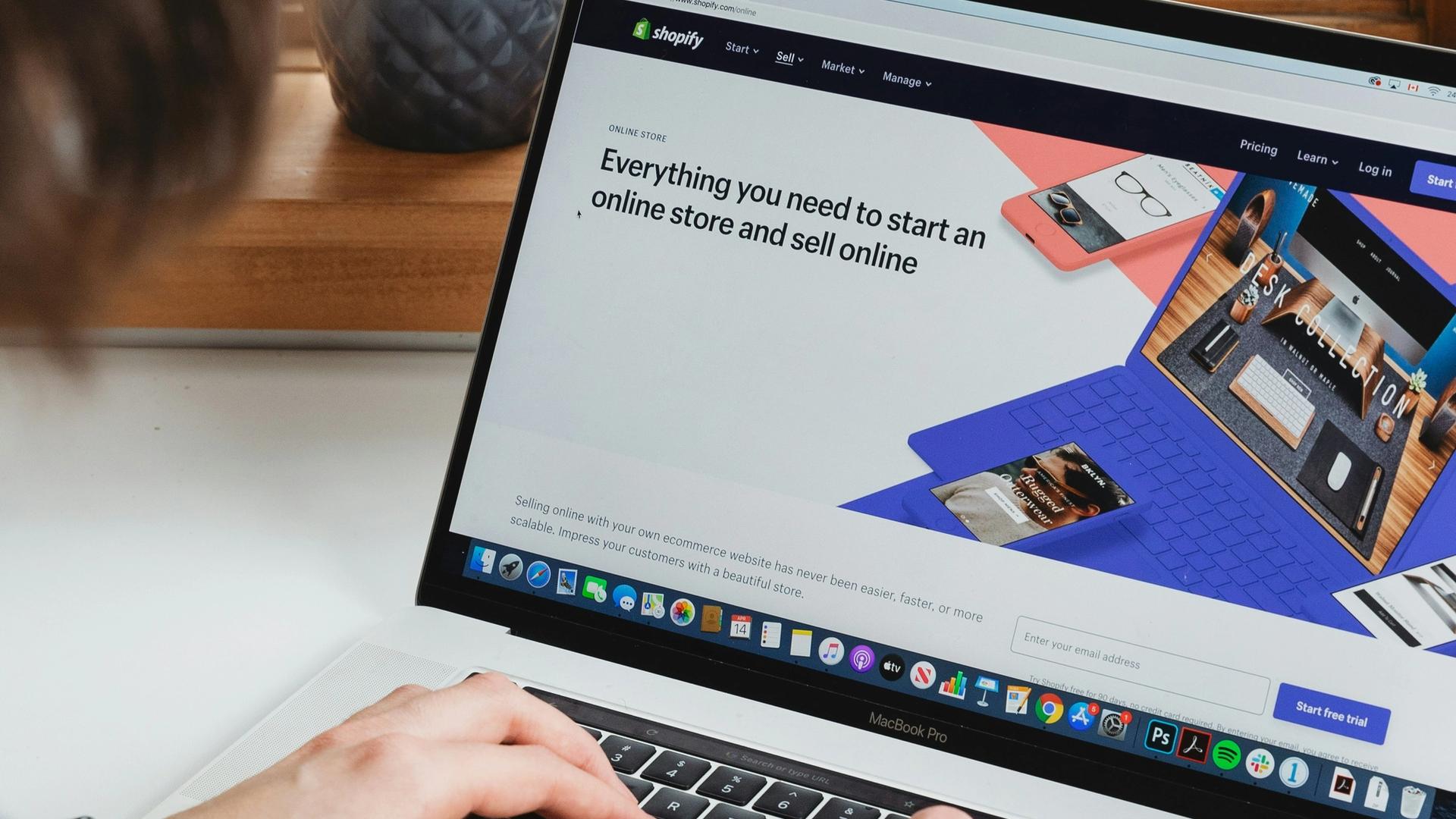 User looking at Shopify-page