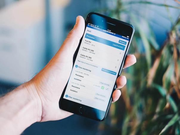 Bild på mobiltelefon med Garantera applikationen igång