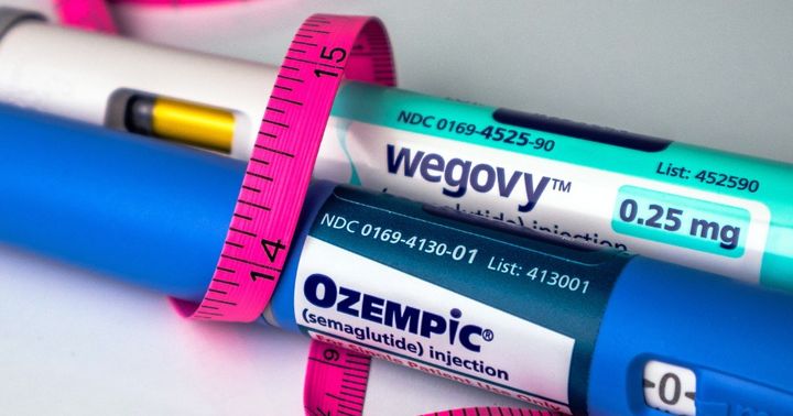 Penne iniettabili di farmaci GLP-1 accanto a un metro da sarta per un percorso di gestione del peso