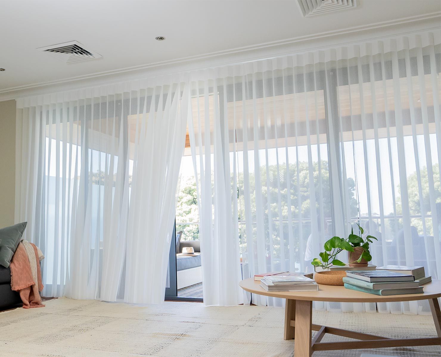 Veri Shade blinds filtering light