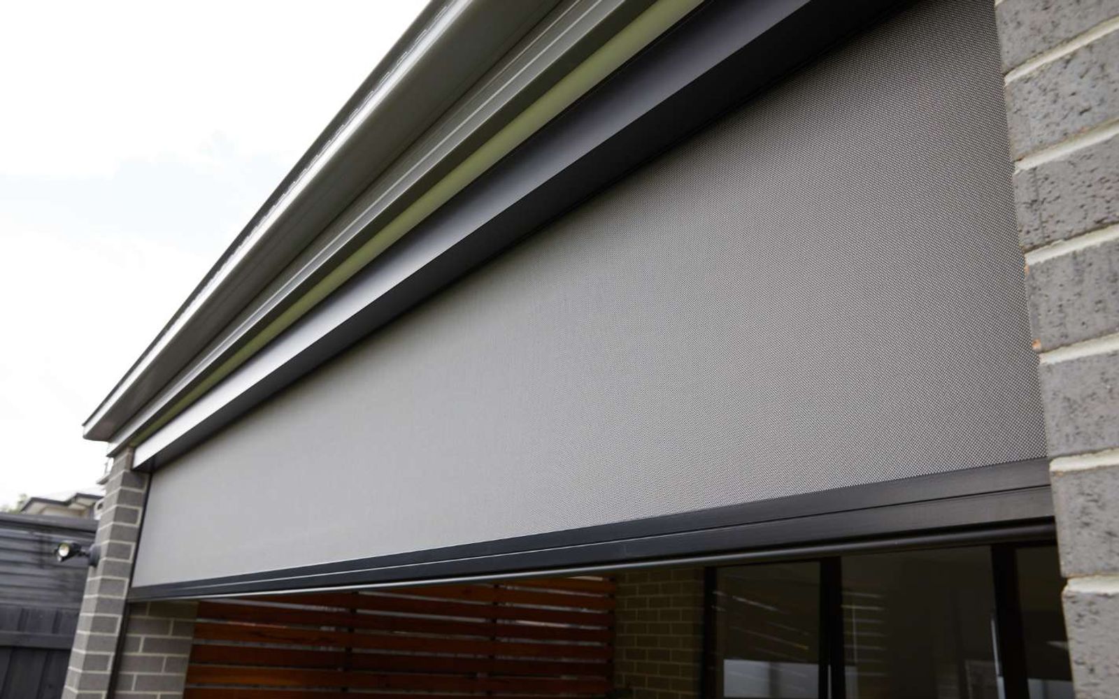 Made-to-measure outdoor blinds