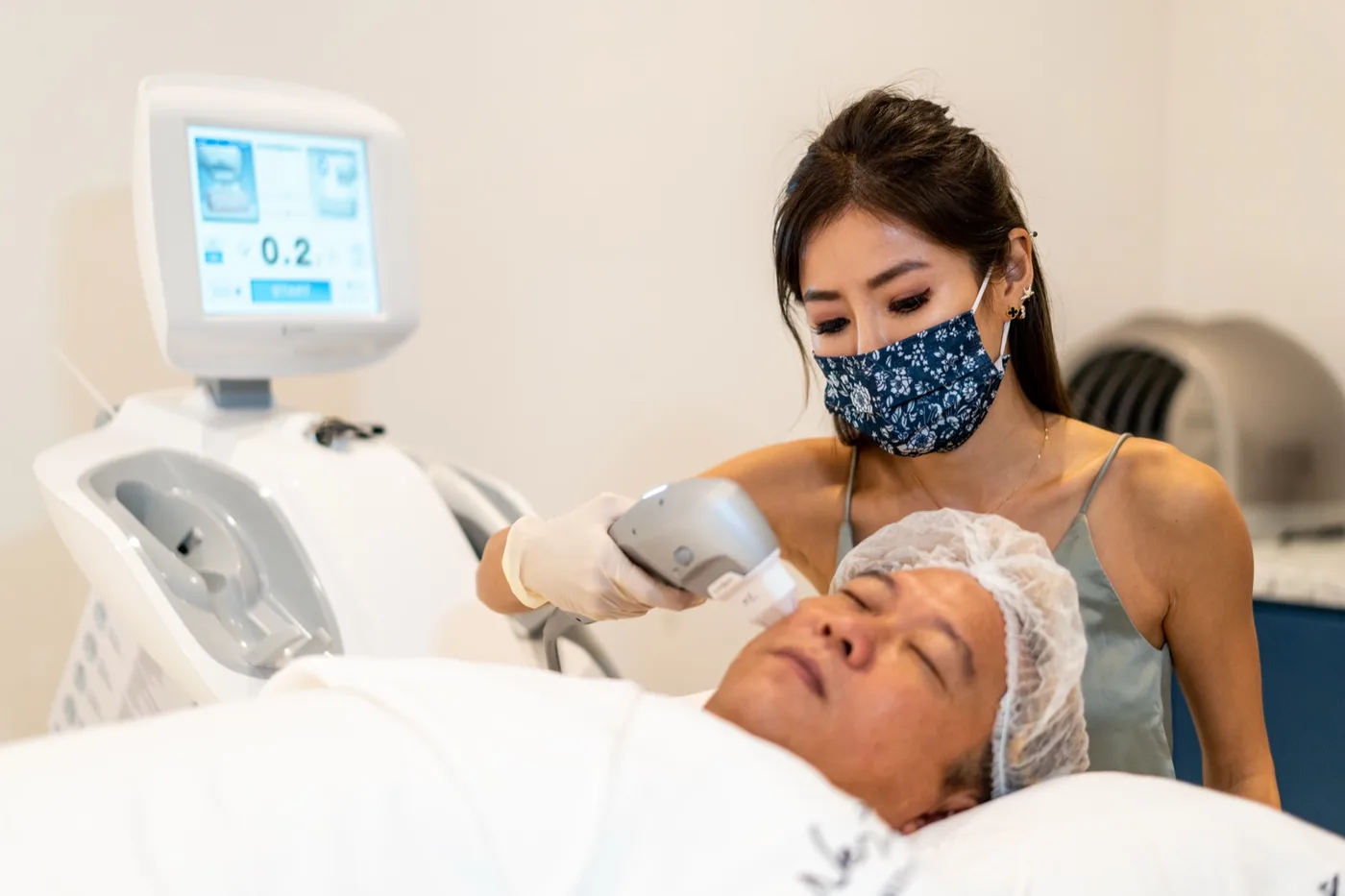Dr Samantha administering HIFU on Ultraformer MPT at Nexus Aesthetic Singapore