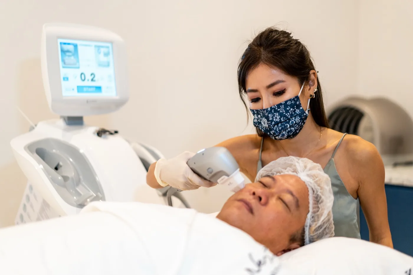 Dr Samantha administering HIFU on Ultraformer MPT at Nexus Aesthetic Singapore
