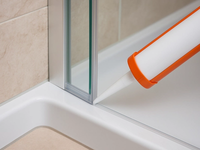 Etanșarea corectă a paravanelor de duș: pași, materiale, greșeli