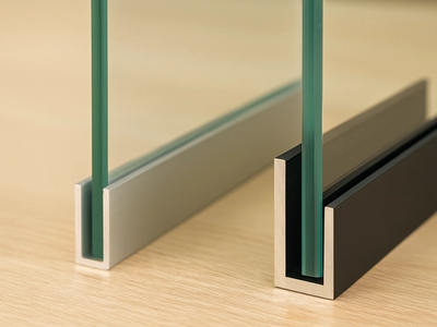 Ghidul complet al profilelor și accesoriilor pentru uși din sticlă