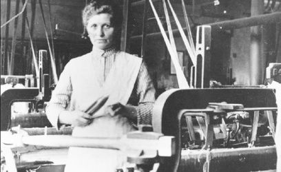 Väverskan Hanna Keller på Tuppens textilfabrik i Norrköping, 1910