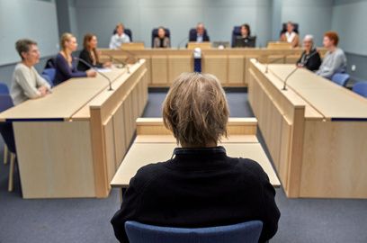 Rättegångar hålls i domstolar, till exempel i tingsrätten.
