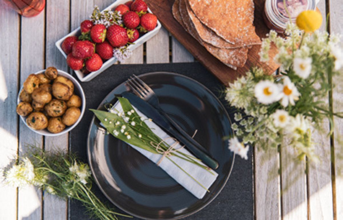 Typisk midsommarmat är sill, färskpotatis och jordgubbar.