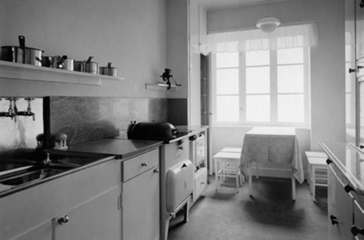 På 1930-talet fick många lägenheter moderna kök och badrum. Det gjorde livet enklare för familjer med barn.