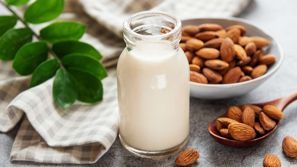 Oat Milk Vs Almond Milk: The Ultimate Comparison