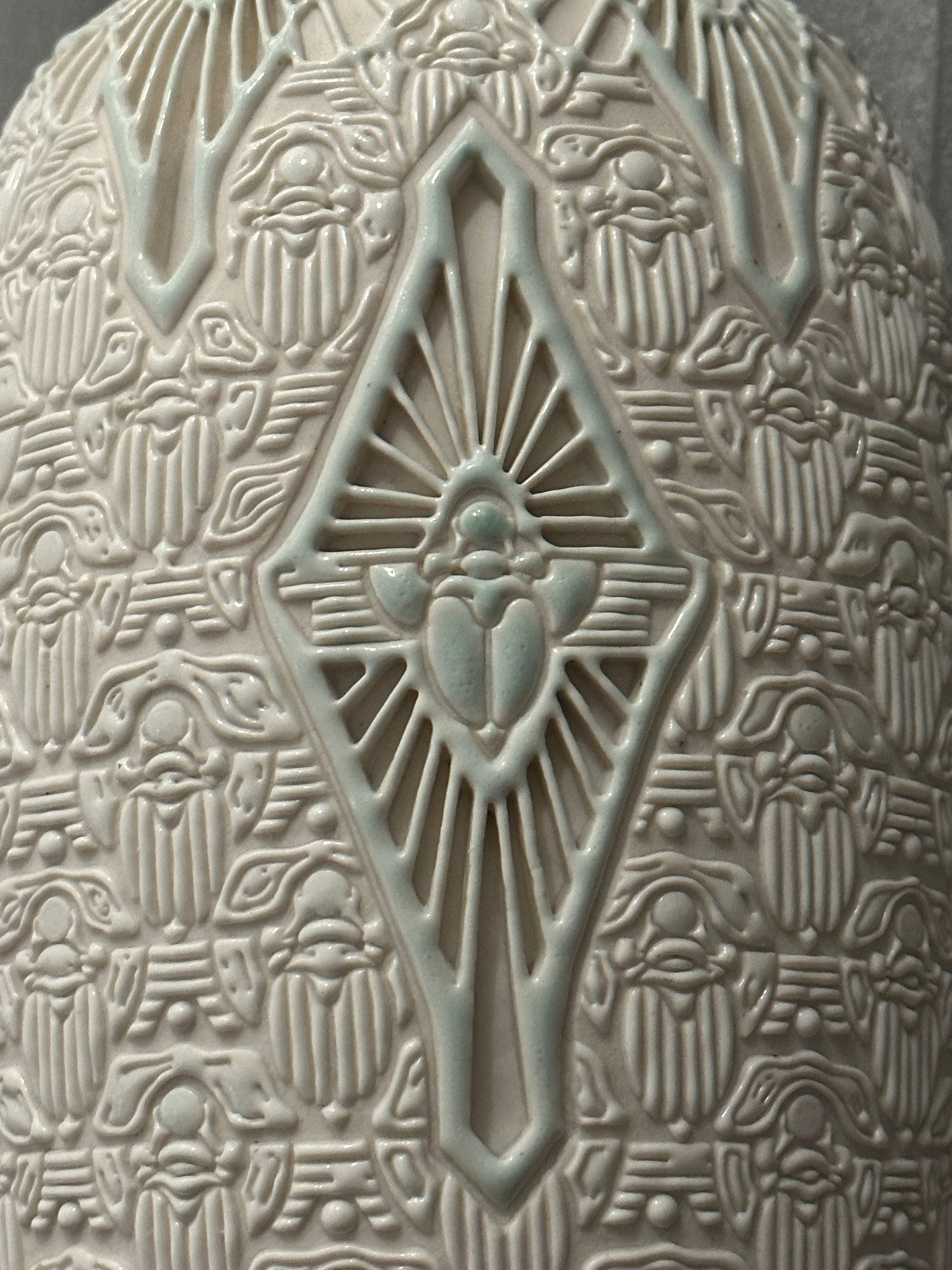 Diagram showing light behavior on glazed versus unglazed porcelain surfaces